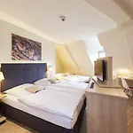 Victoria 4*